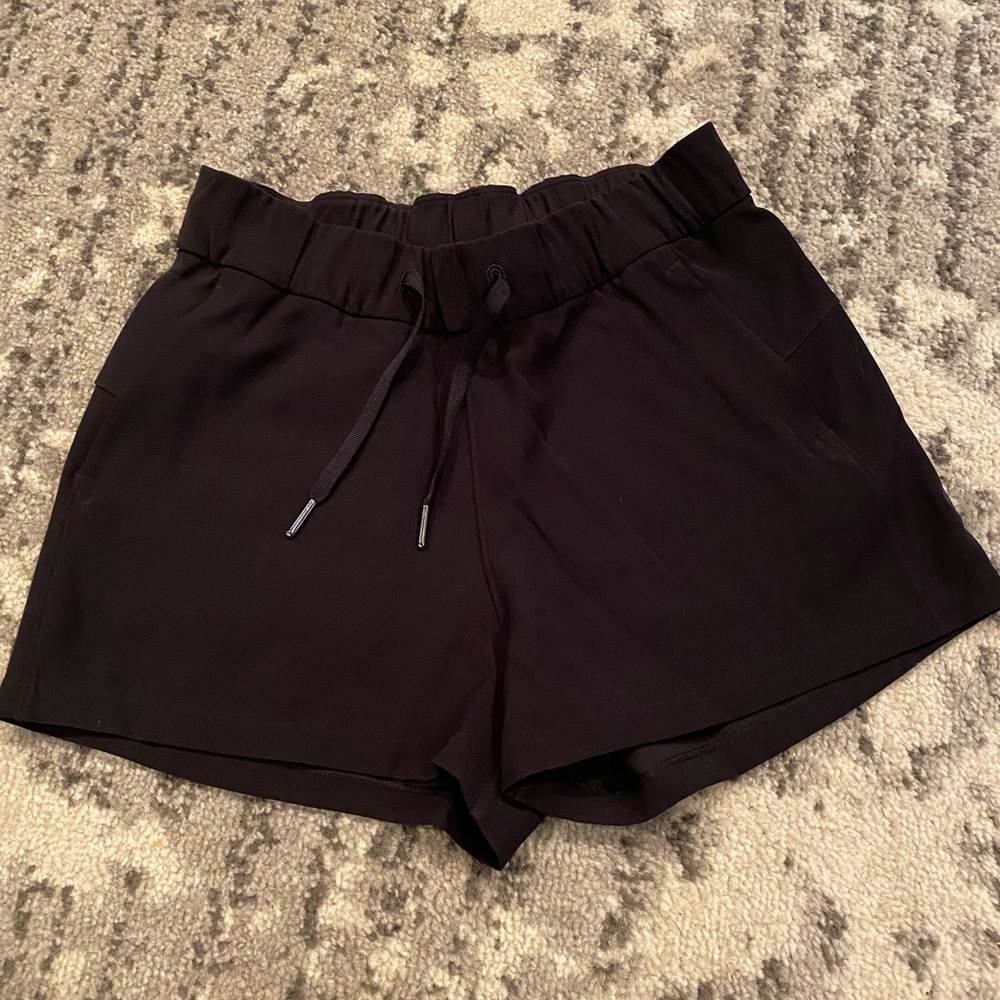 lululemon BRAND NEW on the fly shorts size 4